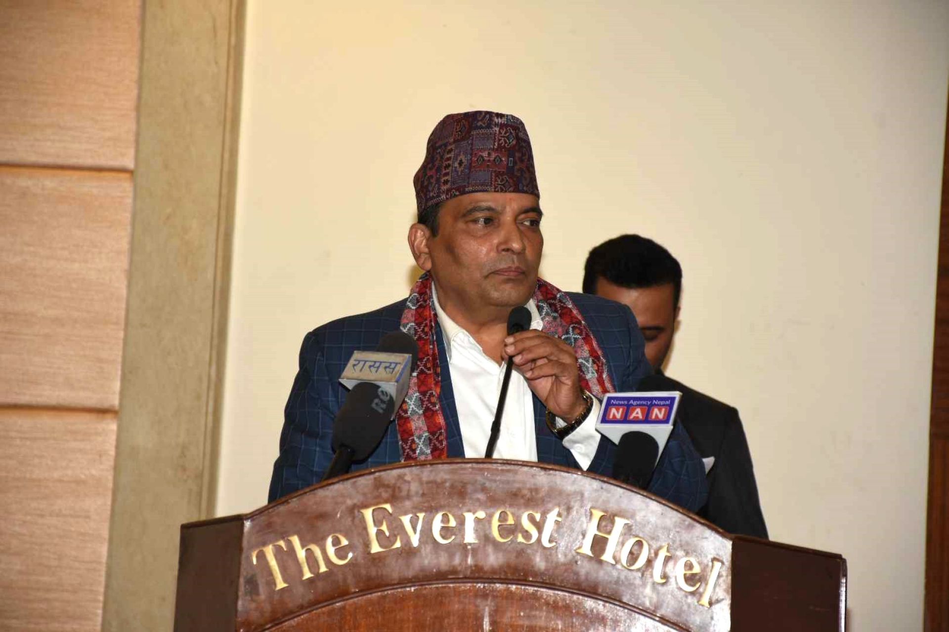 एलपी ग्यासको अभाव छैन, अनावश्यक रुपमा ग्यास स्टक नगर्नूः चण्डीका भट्ट